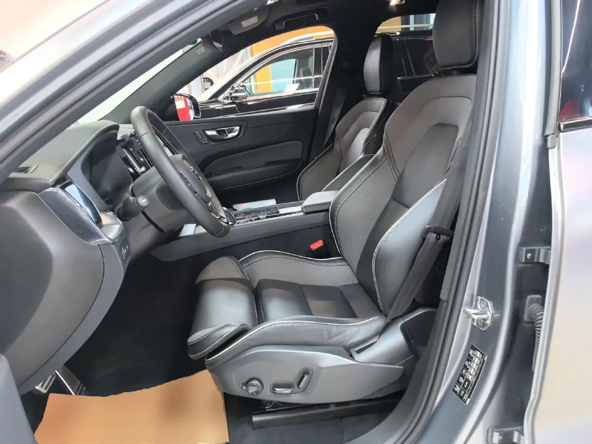 2021 Volvo XC60 PHEV 2.0T 303HP L4 8AT PHEV 11.6KWH,autocango,china used car exporter,china ev exporter,chinese used car exporter,chinese used ev exporter