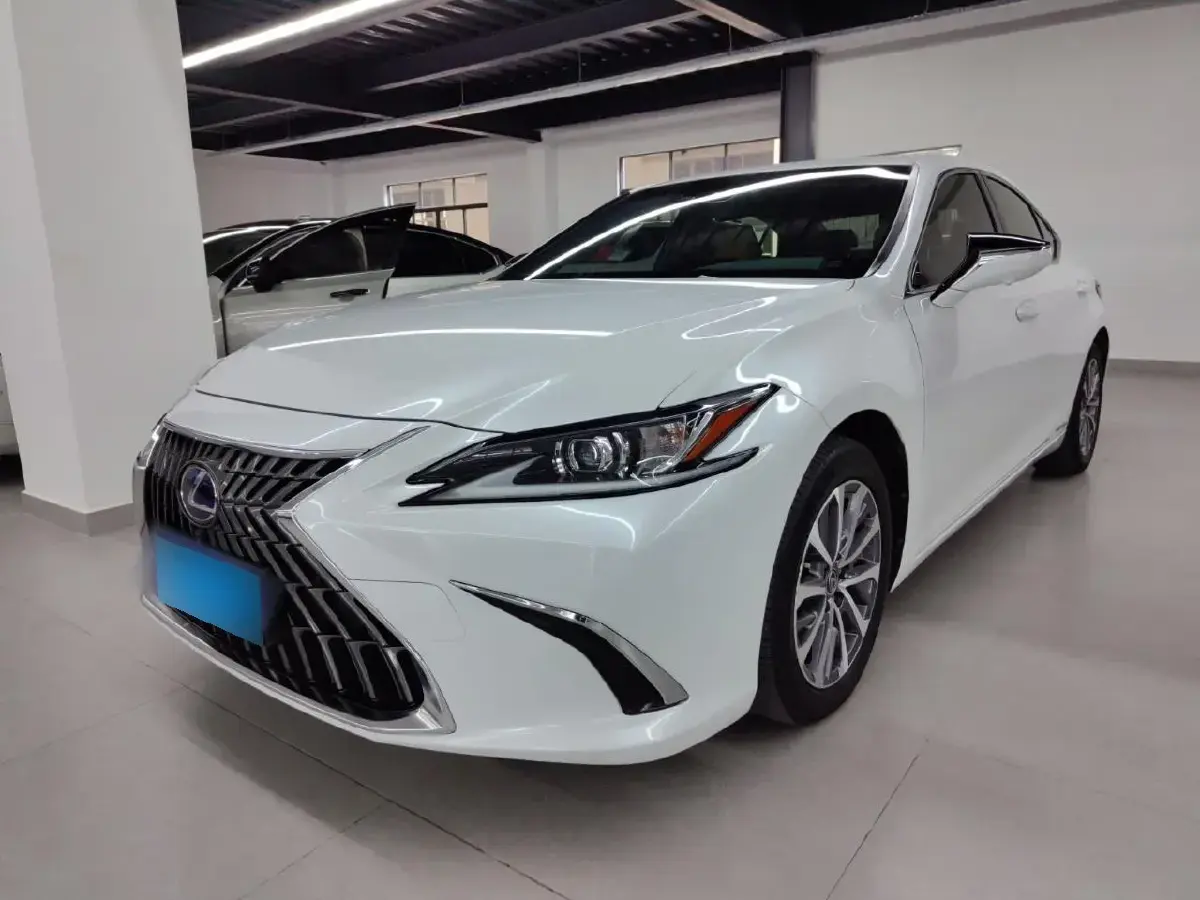 2021 Lexus ES 2.5L 178HP L4 E-CVT Hybrid