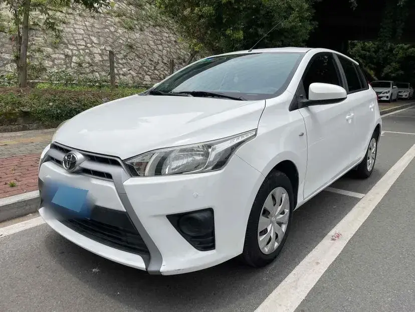 2015 Toyota Yaris L 1.5L 107HP L4 4AT