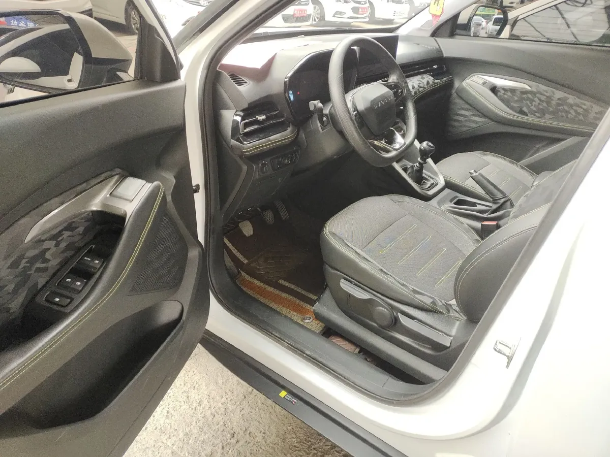 2020 BaoJun RS-3 1.5L 99HP L4 6MT,autocango,china used car exporter,china ev exporter,chinese used car exporter,chinese used ev exporter