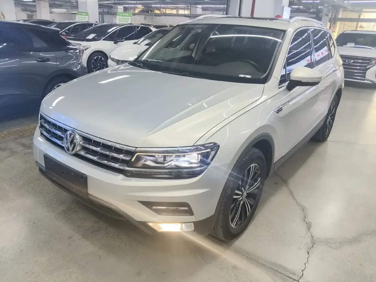 2018 Volkswagen Tiguan L 2.0T 220HP L4 7DCT