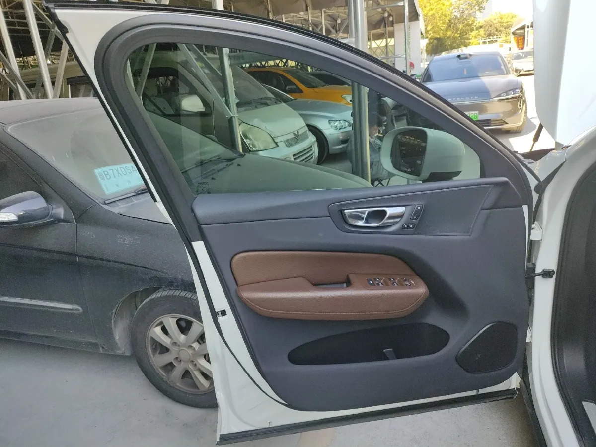 2022 Volvo XC60 PHEV 2.0T 303HP L4 8AT PHEV 11.6KWH,autocango,china used car exporter,china ev exporter,chinese used car exporter,chinese used ev exporter