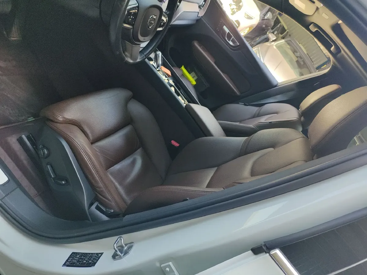 2022 Volvo XC60 PHEV 2.0T 303HP L4 8AT PHEV 11.6KWH,autocango,china used car exporter,china ev exporter,chinese used car exporter,chinese used ev exporter