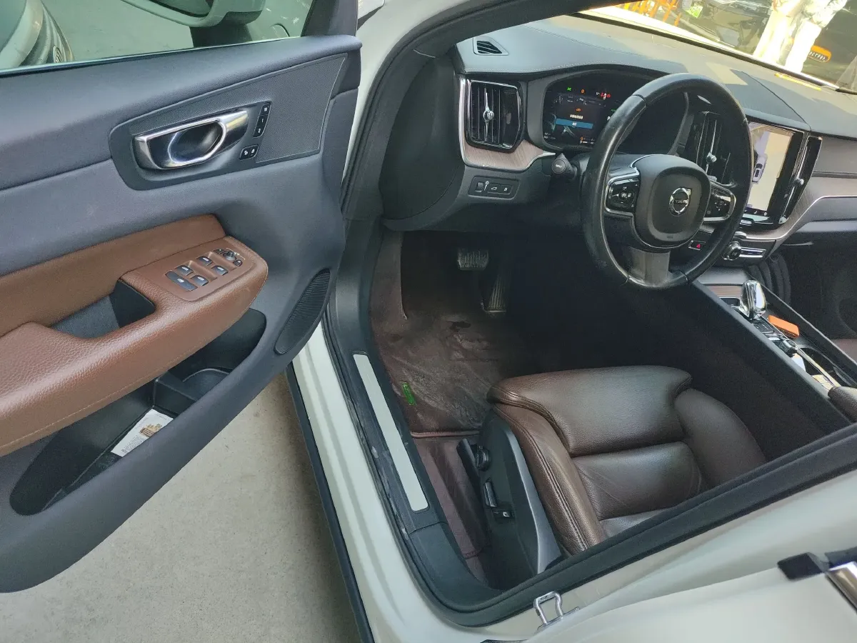 2022 Volvo XC60 PHEV 2.0T 303HP L4 8AT PHEV 11.6KWH,autocango,china used car exporter,china ev exporter,chinese used car exporter,chinese used ev exporter