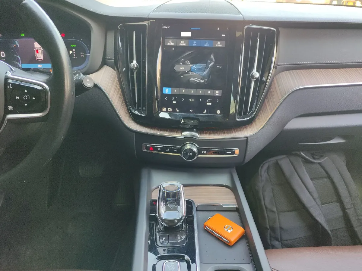 2022 Volvo XC60 PHEV 2.0T 303HP L4 8AT PHEV 11.6KWH,autocango,china used car exporter,china ev exporter,chinese used car exporter,chinese used ev exporter