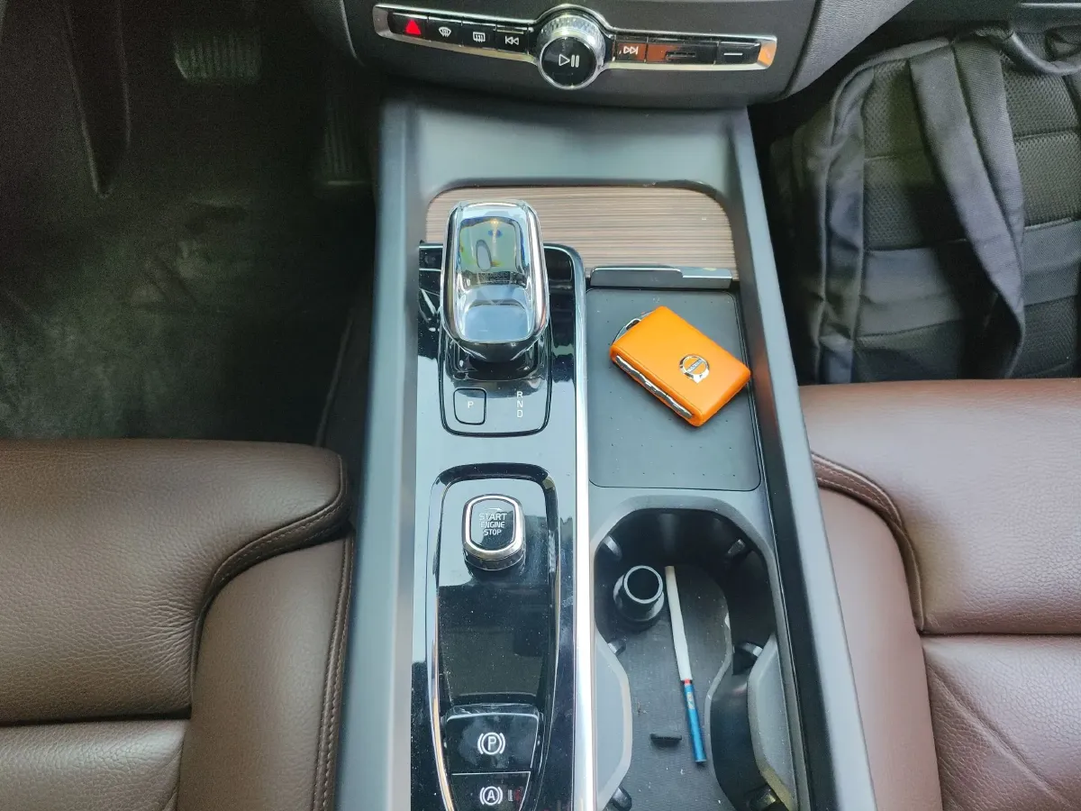 2022 Volvo XC60 PHEV 2.0T 303HP L4 8AT PHEV 11.6KWH,autocango,china used car exporter,china ev exporter,chinese used car exporter,chinese used ev exporter