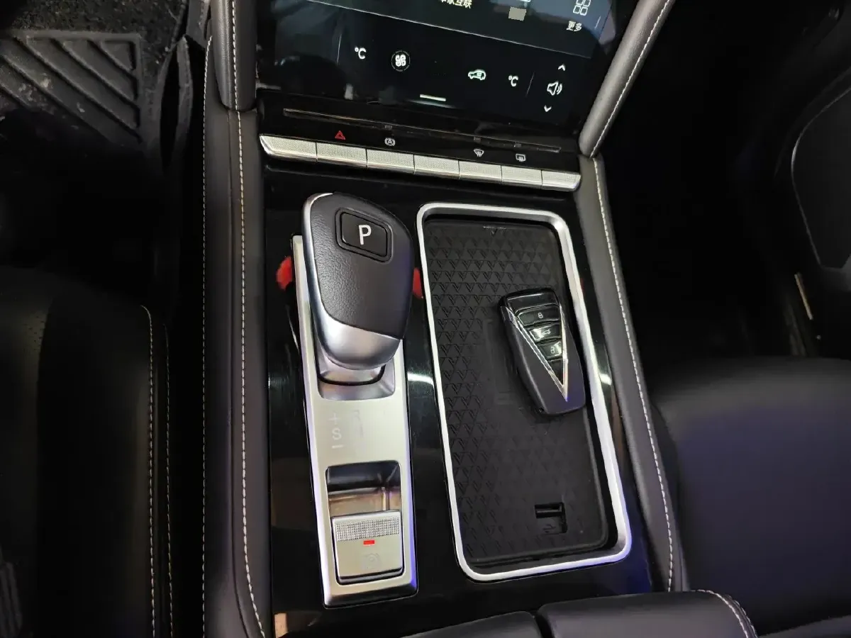 2020 Venucia Star 1.5T 190HP L4 7DCT,autocango,china used car exporter,china ev exporter,chinese used car exporter,chinese used ev exporter