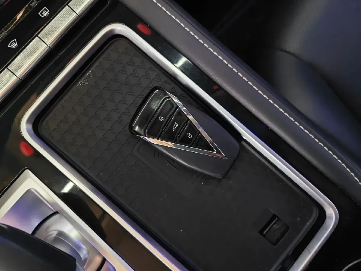 2020 Venucia Star 1.5T 190HP L4 7DCT,autocango,china used car exporter,china ev exporter,chinese used car exporter,chinese used ev exporter