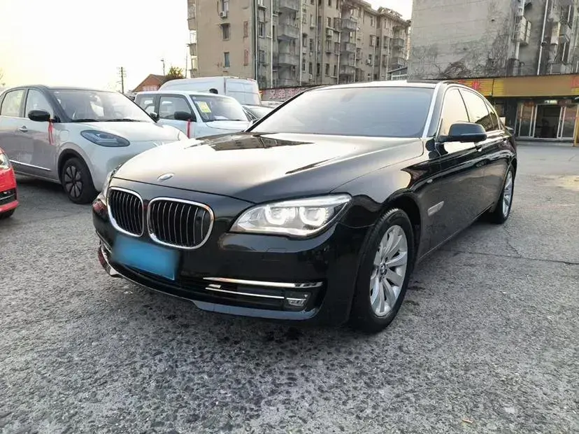 2013 BMW 7 Series 3.0T 320HP L6 8AT
