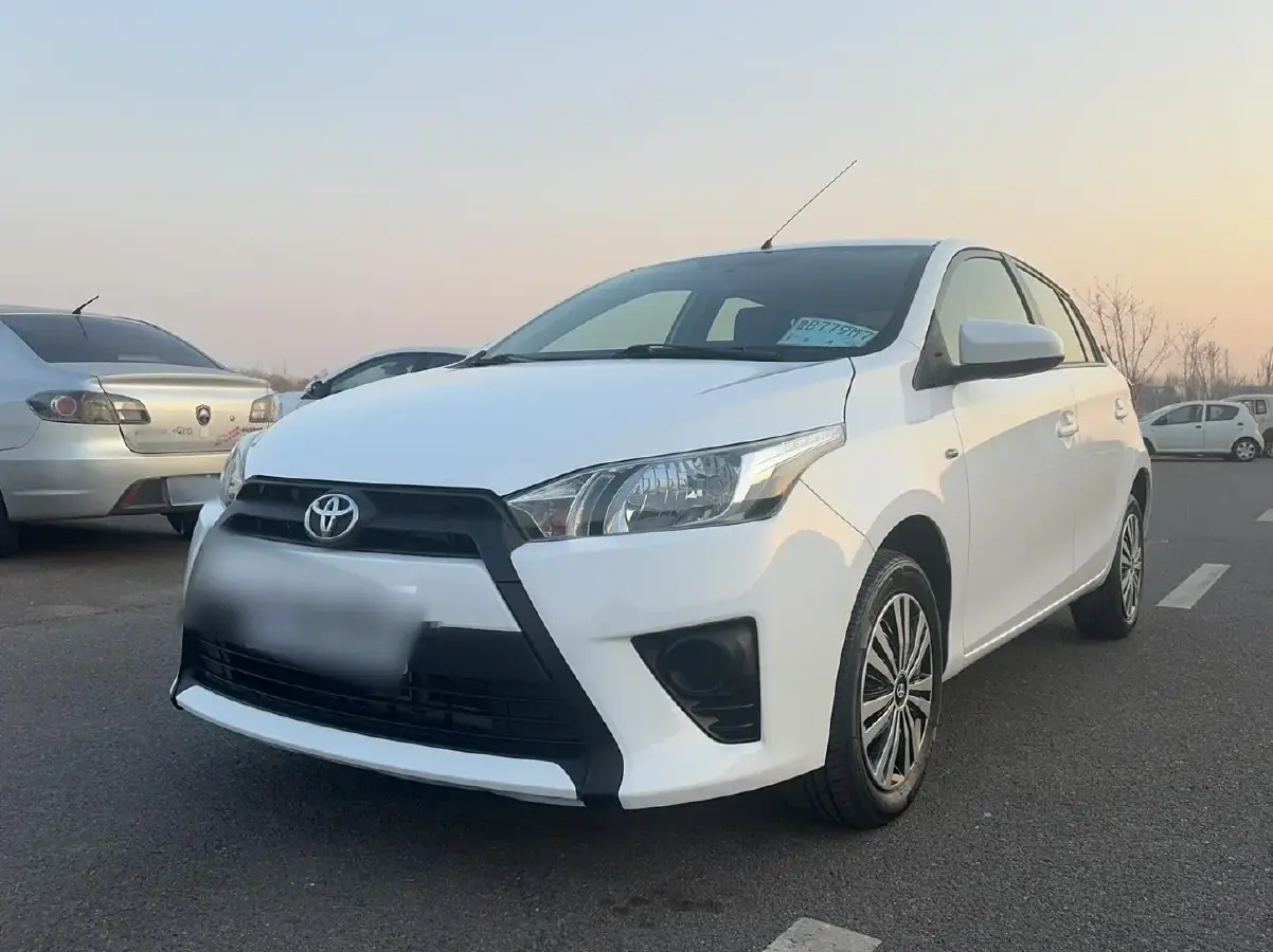 2014 Toyota Yaris L 1.3L 99HP L4 4AT