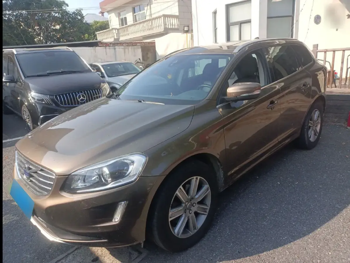 2017 Volvo XC60 2.0T 245HP L4 8AT