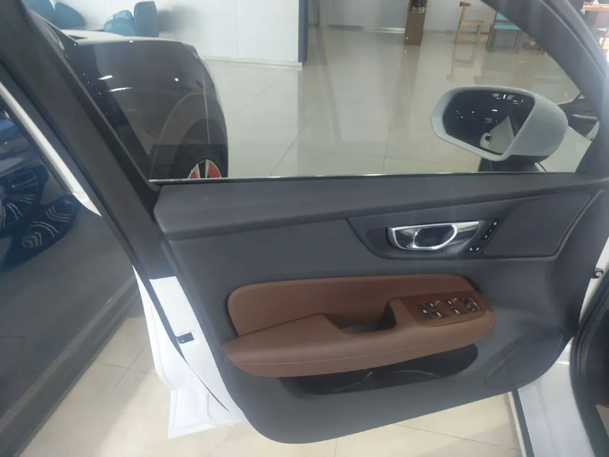 2022 Volvo S60 PHEV 2.0T 303HP L4 8AT PHEV 11.6KWH,autocango,china used car exporter,china ev exporter,chinese used car exporter,chinese used ev exporter