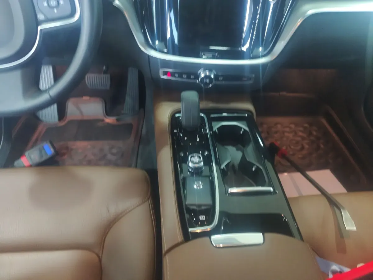 2022 Volvo S60 PHEV 2.0T 303HP L4 8AT PHEV 11.6KWH,autocango,china used car exporter,china ev exporter,chinese used car exporter,chinese used ev exporter