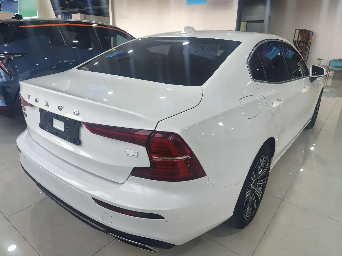 2022 Volvo S60 PHEV 2.0T 303HP L4 8AT PHEV 11.6KWH,autocango,china used car exporter,china ev exporter,chinese used car exporter,chinese used ev exporter