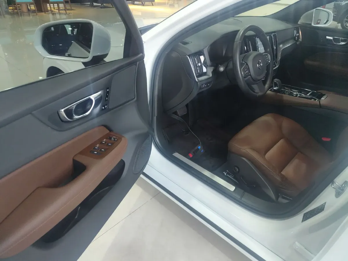 2022 Volvo S60 PHEV 2.0T 303HP L4 8AT PHEV 11.6KWH,autocango,china used car exporter,china ev exporter,chinese used car exporter,chinese used ev exporter