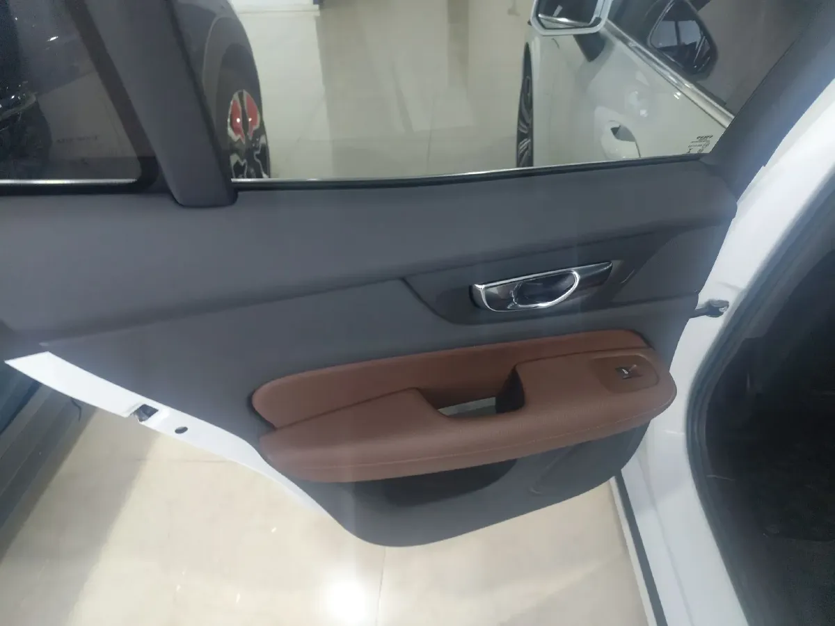 2022 Volvo S60 PHEV 2.0T 303HP L4 8AT PHEV 11.6KWH,autocango,china used car exporter,china ev exporter,chinese used car exporter,chinese used ev exporter