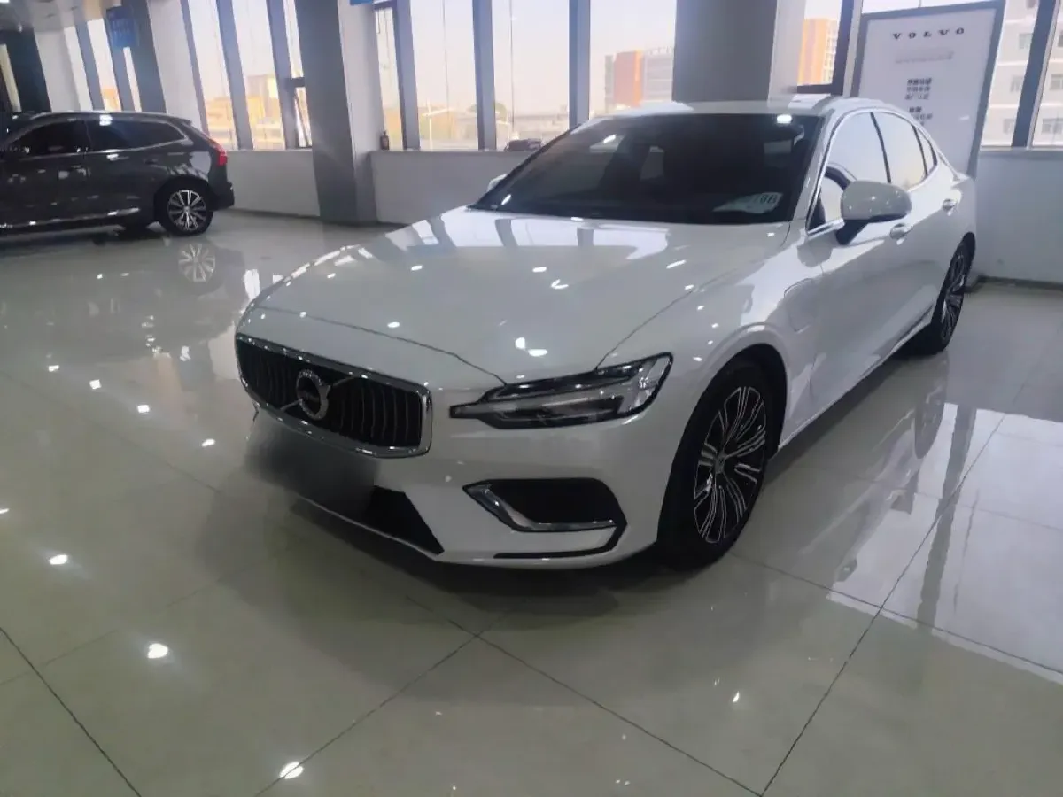 2022 Volvo S60 PHEV 2.0T 303HP L4 8AT PHEV 11.6KWH,autocango,china used car exporter,china ev exporter,chinese used car exporter,chinese used ev exporter