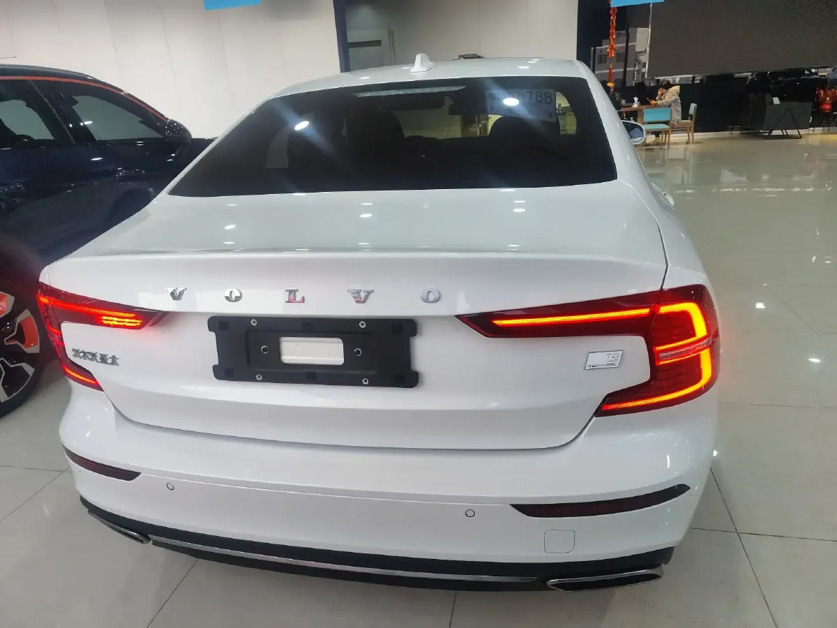 2022 Volvo S60 PHEV 2.0T 303HP L4 8AT PHEV 11.6KWH,autocango,china used car exporter,china ev exporter,chinese used car exporter,chinese used ev exporter