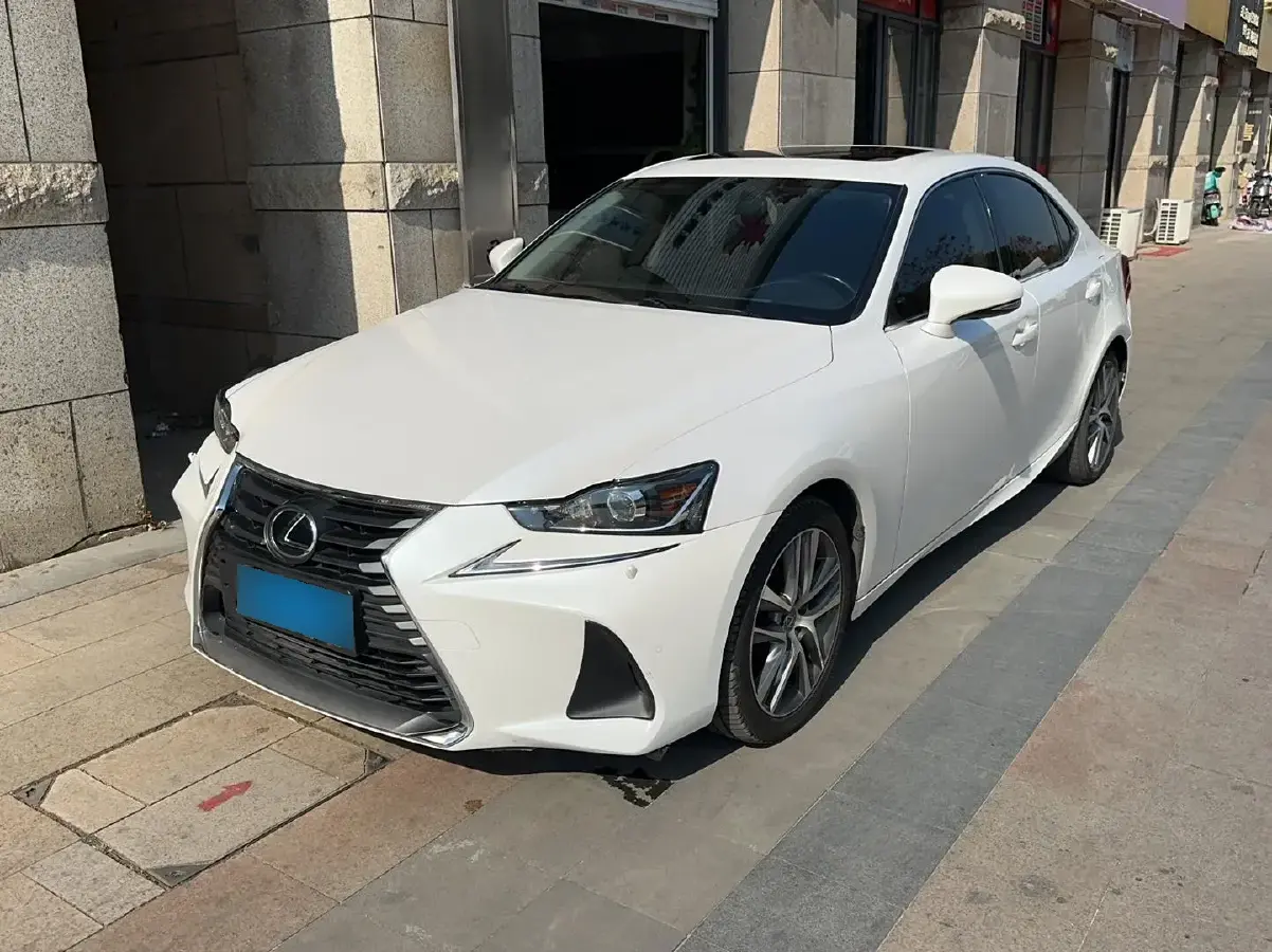 2017 Lexus IS 2.0T 245HP L4 8AT
