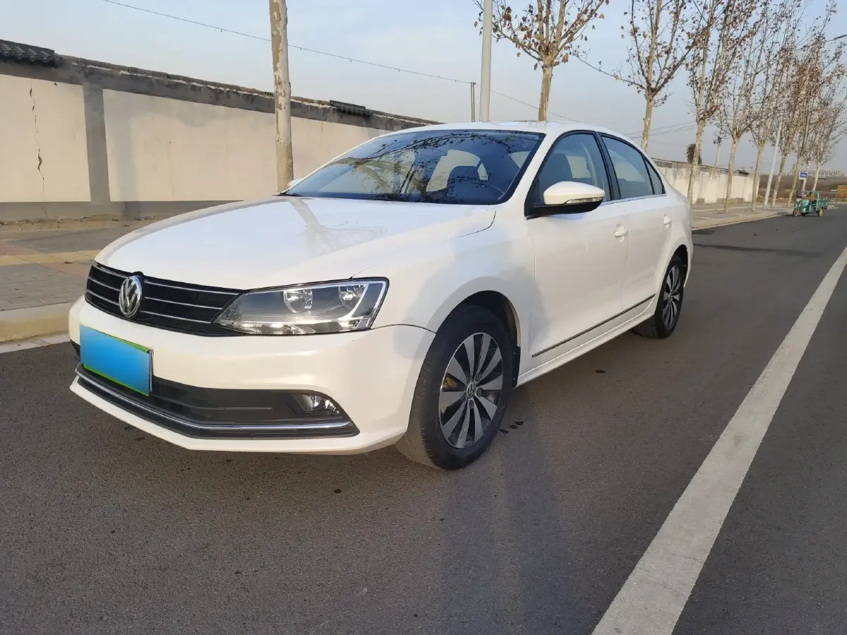 2017 Volkswagen Sagitar 1.6L 110HP L4 5MT