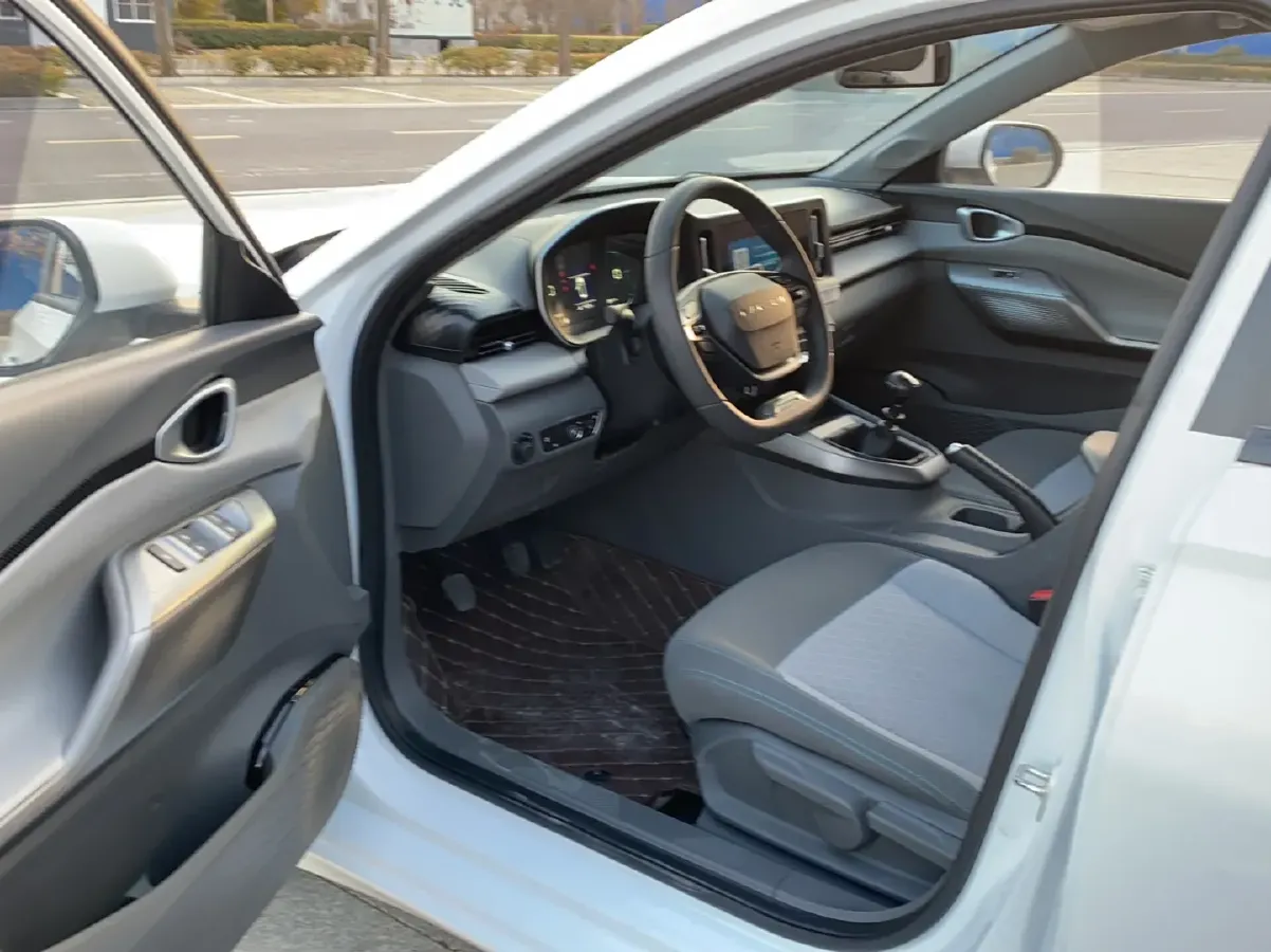 2020 BaoJun RC-5 1.5L 99HP L4 6MT,autocango,china used car exporter,china ev exporter,chinese used car exporter,chinese used ev exporter