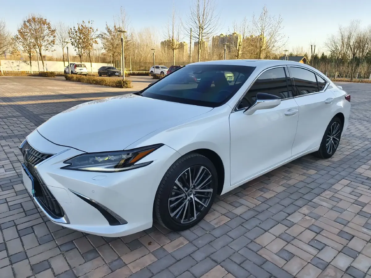 2022 Lexus ES 2.5L 178HP L4 E-CVT Hybrid