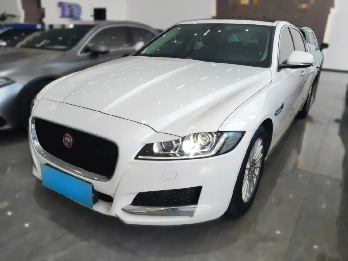 2017 Jaguar XFL 2.0T 200HP L4 8AT