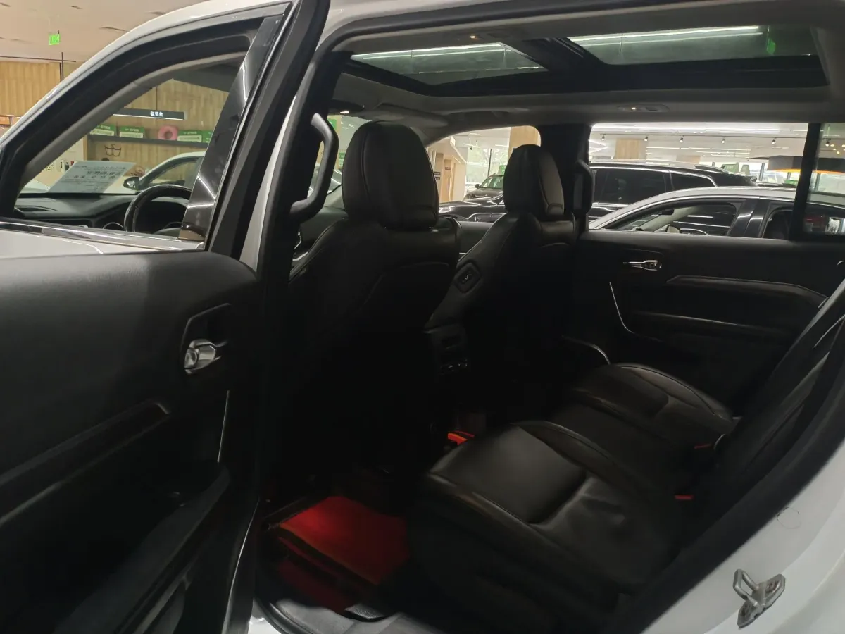 2018 Jeep Commander 2.0T 265HP L4 9AT,autocango,china used car exporter,china ev exporter,chinese used car exporter,chinese used ev exporter