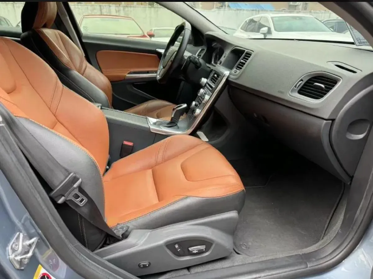 2017 Volvo V60 2.0T 245HP L4 8AT,autocango,china used car exporter,china ev exporter,chinese used car exporter,chinese used ev exporter