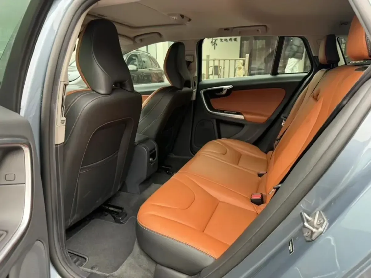 2017 Volvo V60 2.0T 245HP L4 8AT,autocango,china used car exporter,china ev exporter,chinese used car exporter,chinese used ev exporter