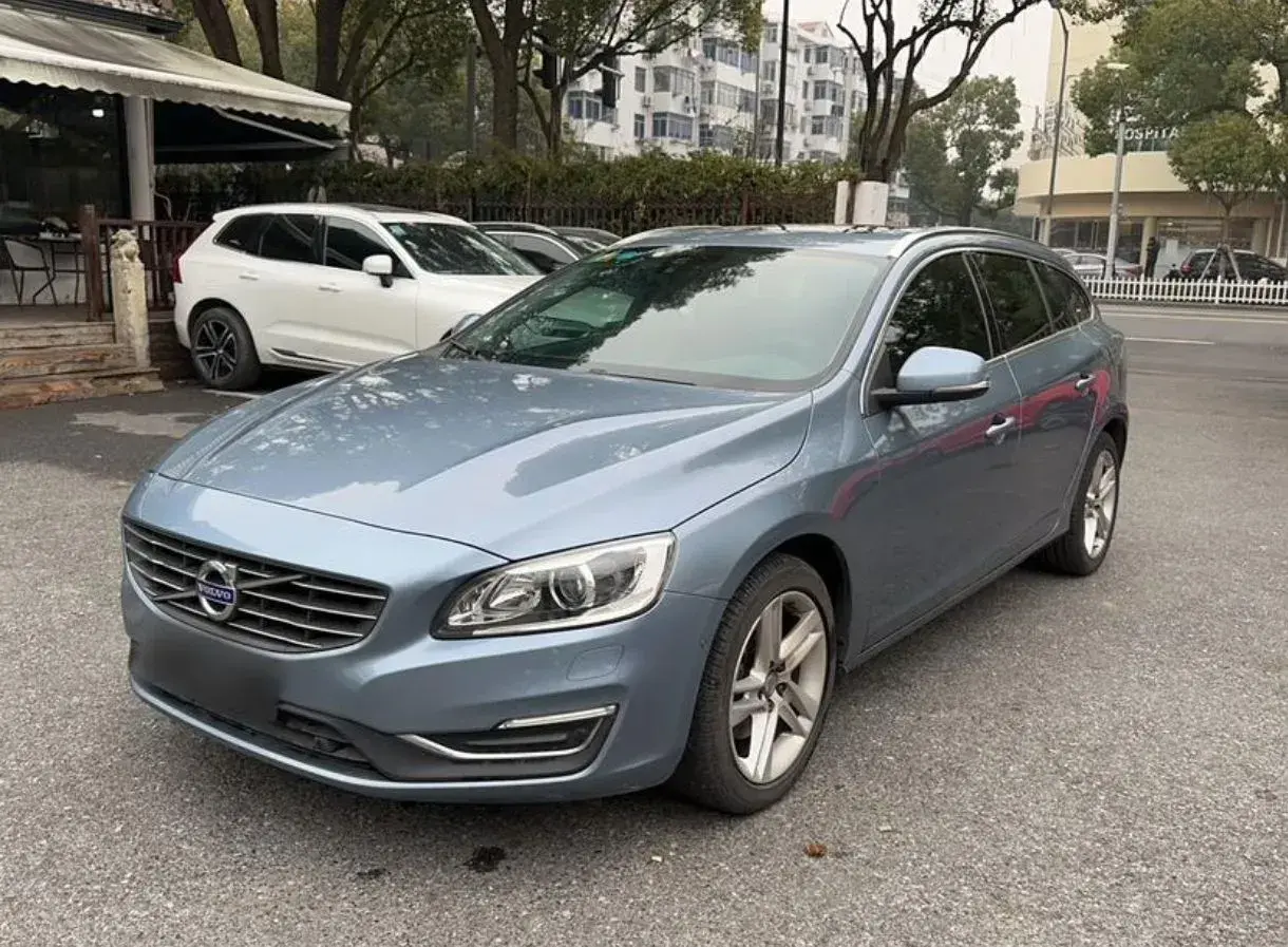 2017 Volvo V60 2.0T 245HP L4 8AT