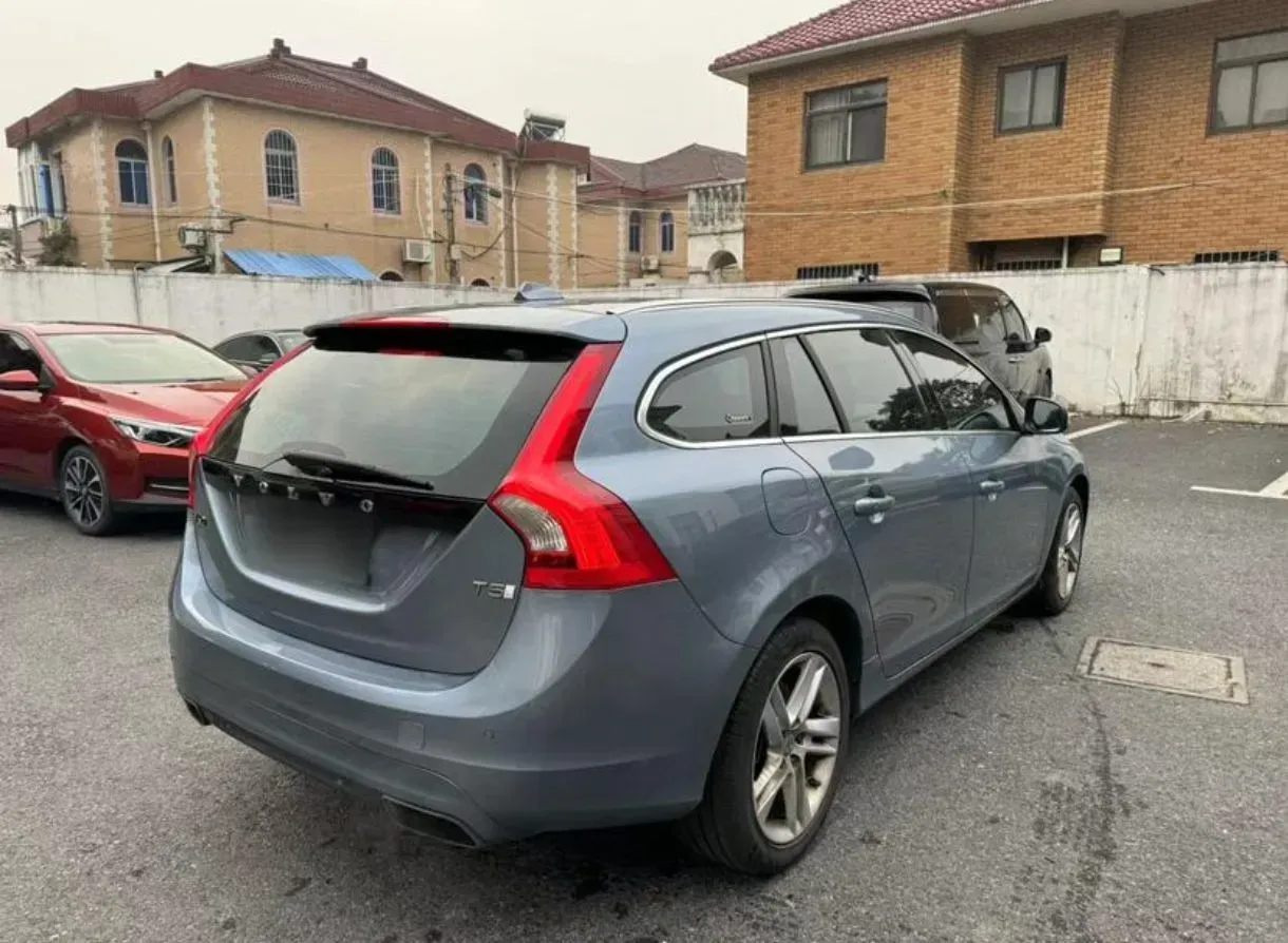 2017 Volvo V60 2.0T 245HP L4 8AT,autocango,china used car exporter,china ev exporter,chinese used car exporter,chinese used ev exporter