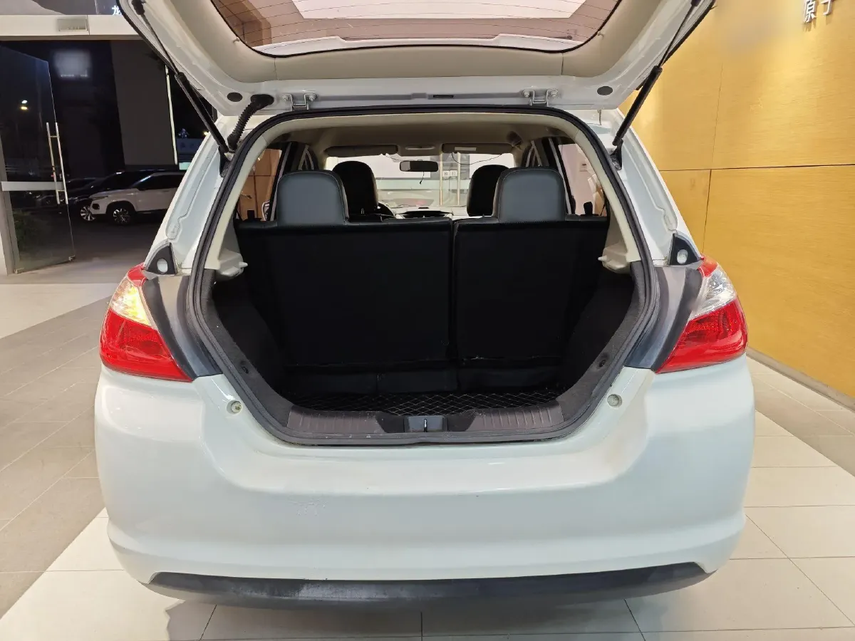 2015 Venucia R50 1.6L 117HP L4 4AT,autocango,china used car exporter,china ev exporter,chinese used car exporter,chinese used ev exporter