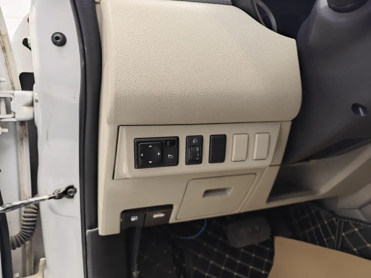 2015 Venucia R50 1.6L 117HP L4 4AT,autocango,china used car exporter,china ev exporter,chinese used car exporter,chinese used ev exporter