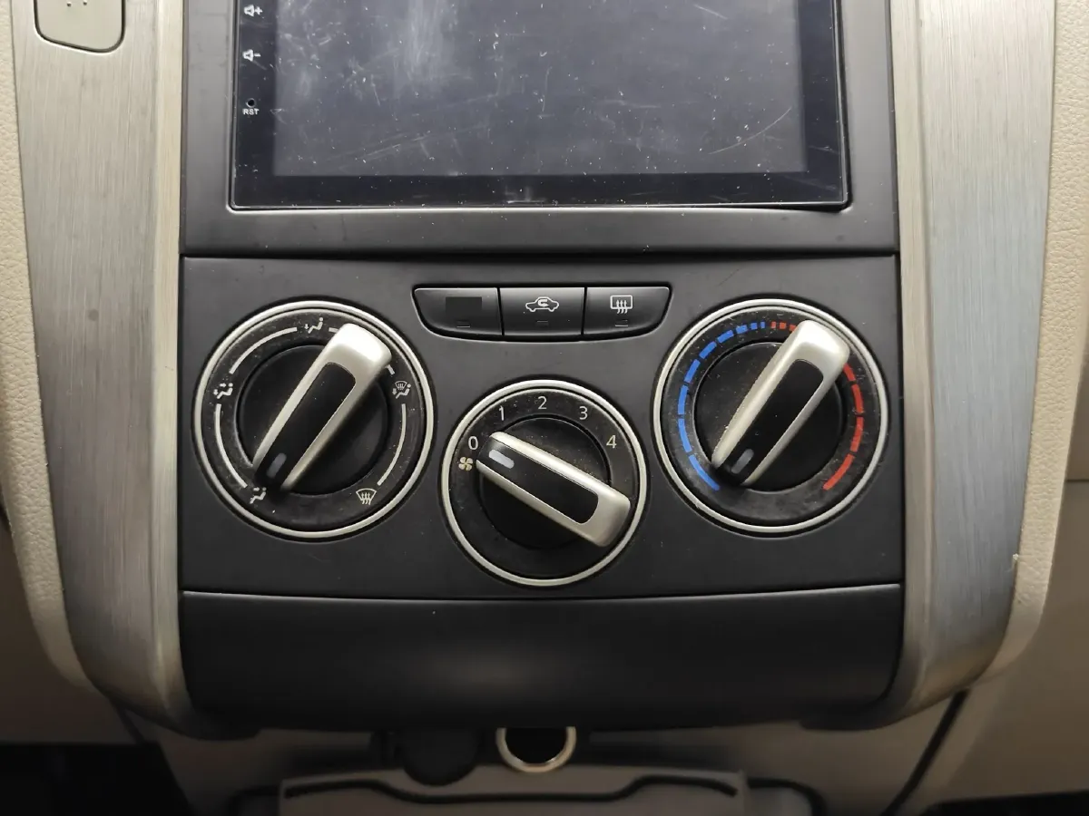 2015 Venucia R50 1.6L 117HP L4 4AT,autocango,china used car exporter,china ev exporter,chinese used car exporter,chinese used ev exporter