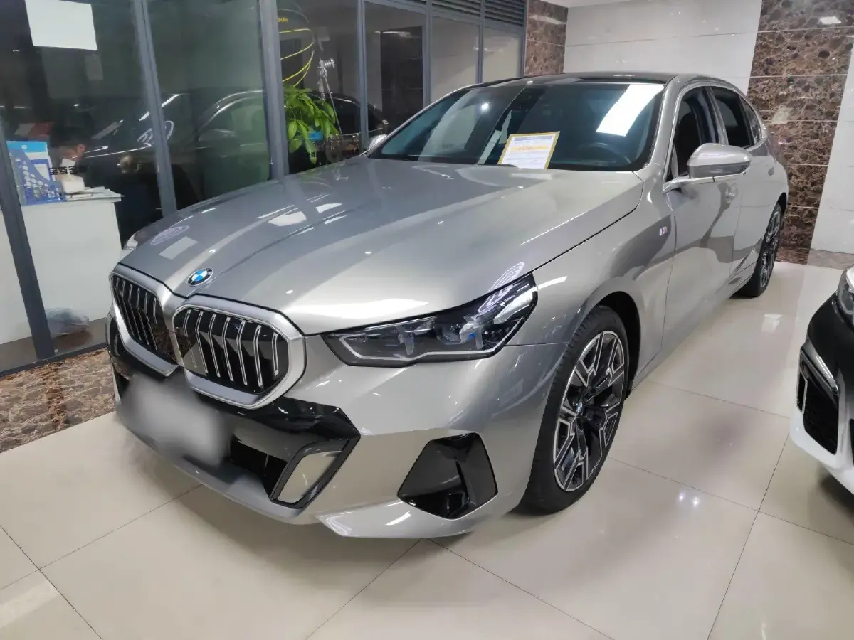 2024 BMW 5 Series 2.0T 258HP L4 8AT