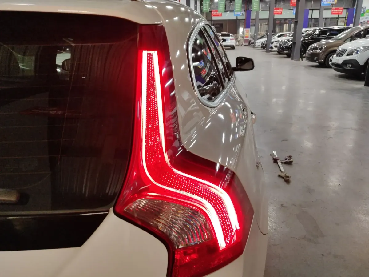 2014 Volvo V60 2.0T 214HP L5 6AT,autocango,china used car exporter,china ev exporter,chinese used car exporter,chinese used ev exporter