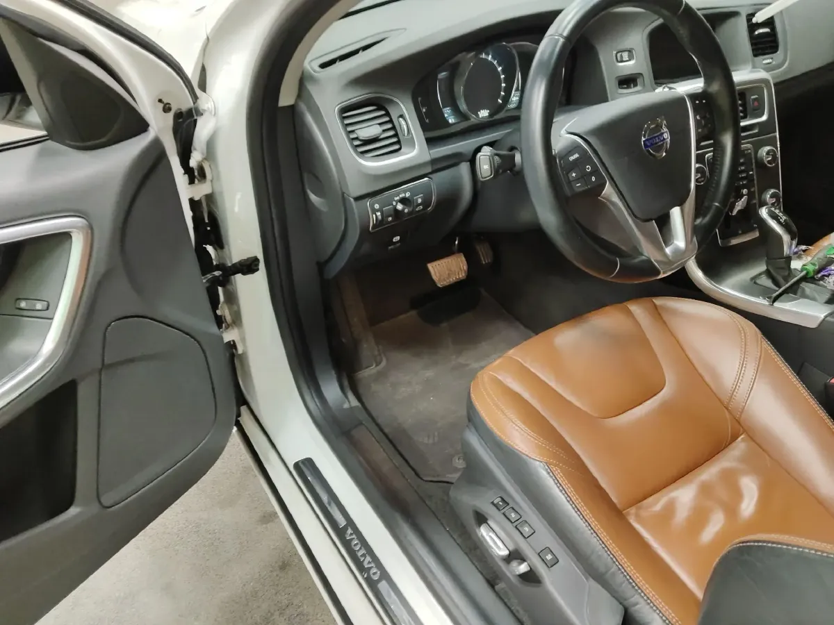 2014 Volvo V60 2.0T 214HP L5 6AT,autocango,china used car exporter,china ev exporter,chinese used car exporter,chinese used ev exporter