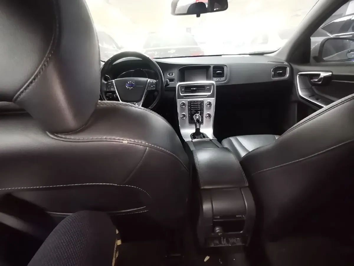 2017 Volvo V60 2.0T 245HP L4 8AT,autocango,china used car exporter,china ev exporter,chinese used car exporter,chinese used ev exporter