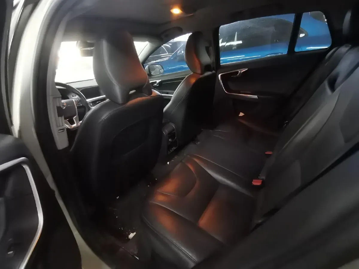 2017 Volvo V60 2.0T 245HP L4 8AT,autocango,china used car exporter,china ev exporter,chinese used car exporter,chinese used ev exporter