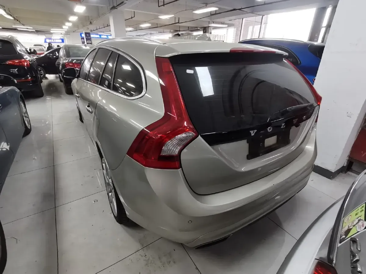 2017 Volvo V60 2.0T 245HP L4 8AT,autocango,china used car exporter,china ev exporter,chinese used car exporter,chinese used ev exporter