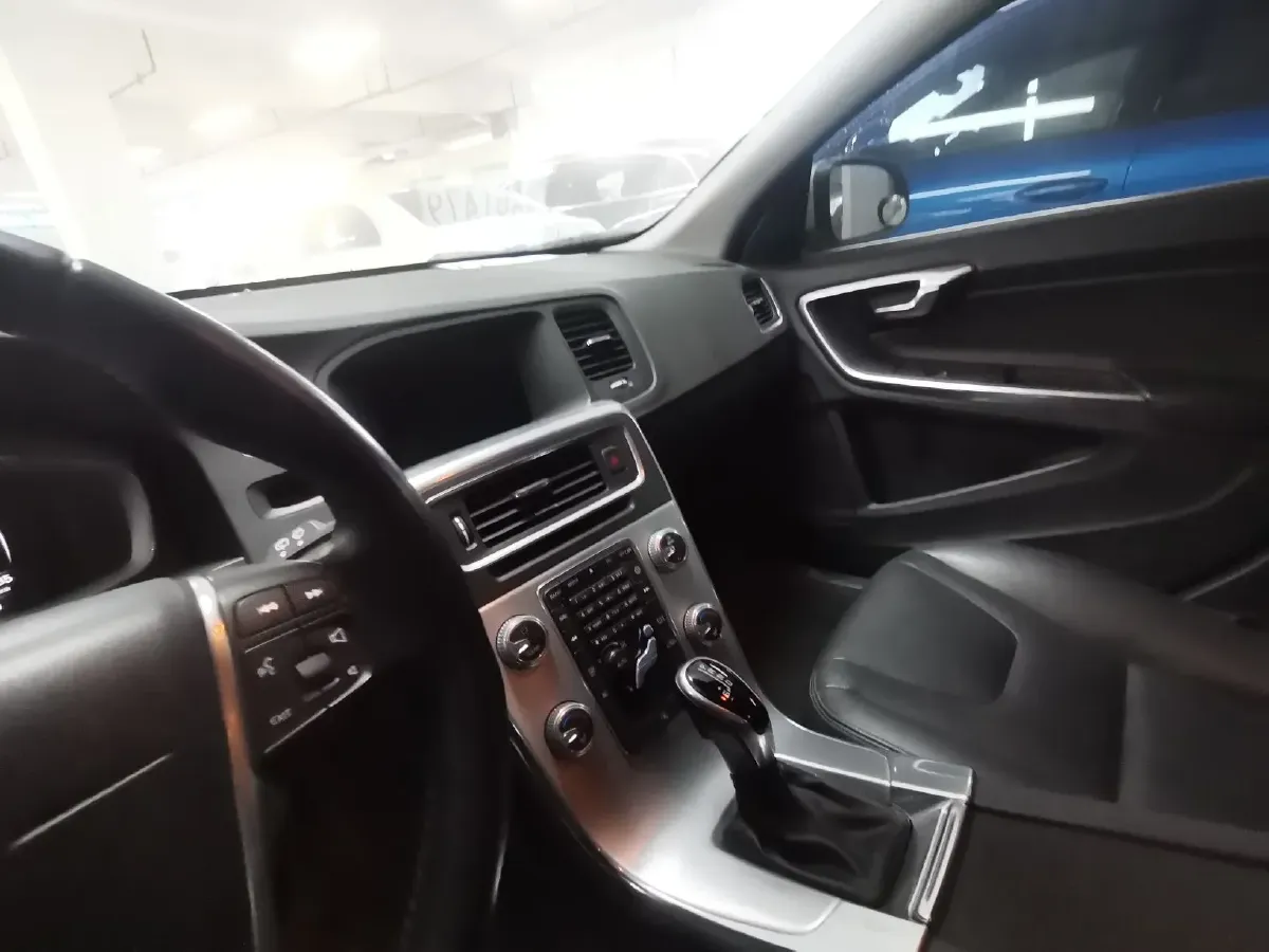 2017 Volvo V60 2.0T 245HP L4 8AT,autocango,china used car exporter,china ev exporter,chinese used car exporter,chinese used ev exporter