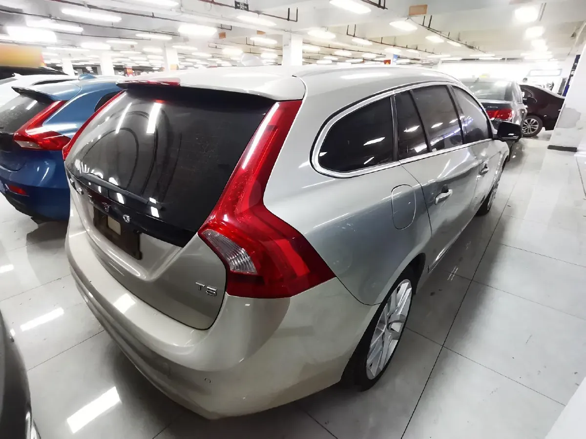 2017 Volvo V60 2.0T 245HP L4 8AT,autocango,china used car exporter,china ev exporter,chinese used car exporter,chinese used ev exporter