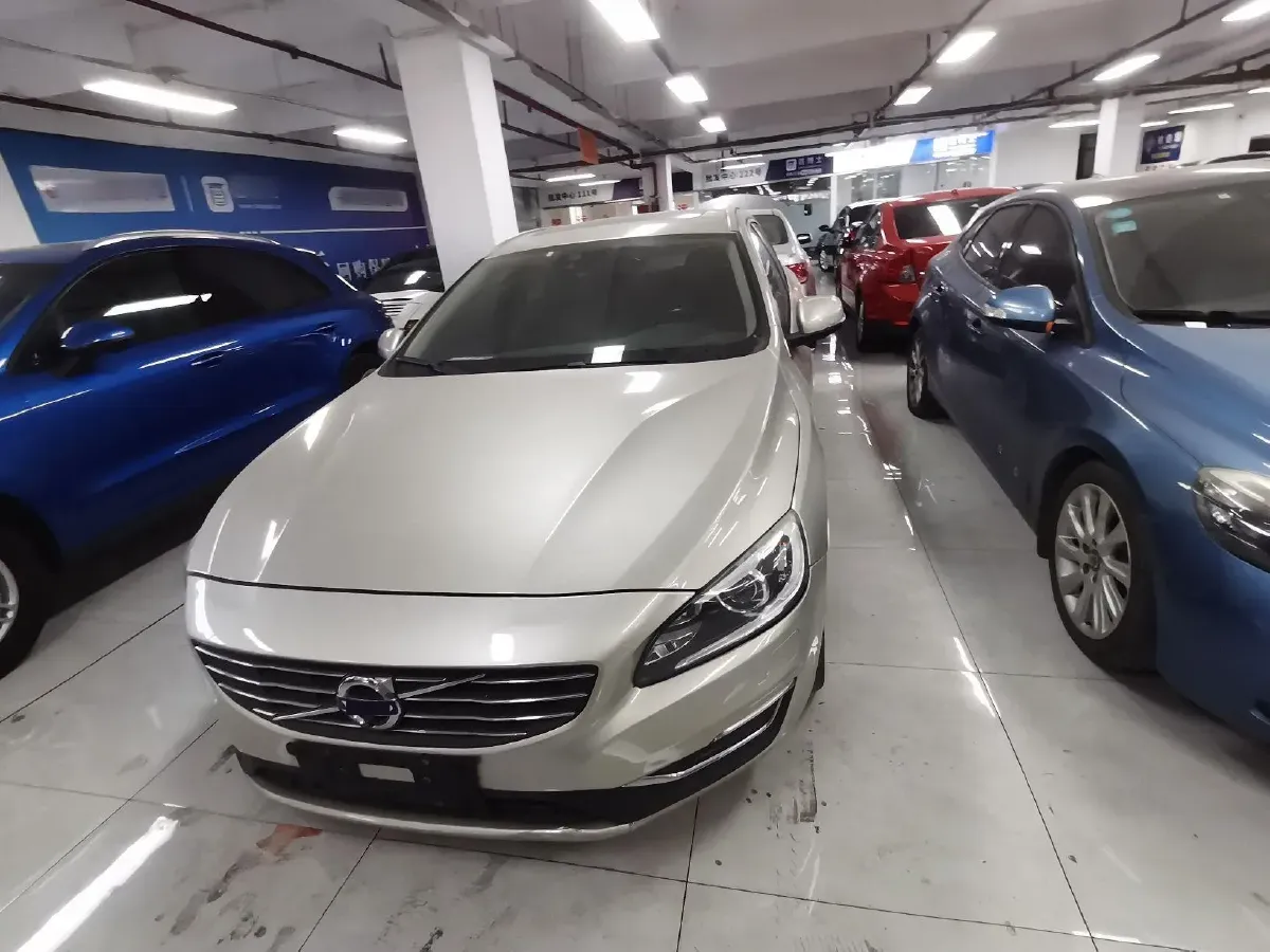 2017 Volvo V60 2.0T 245HP L4 8AT,autocango,china used car exporter,china ev exporter,chinese used car exporter,chinese used ev exporter