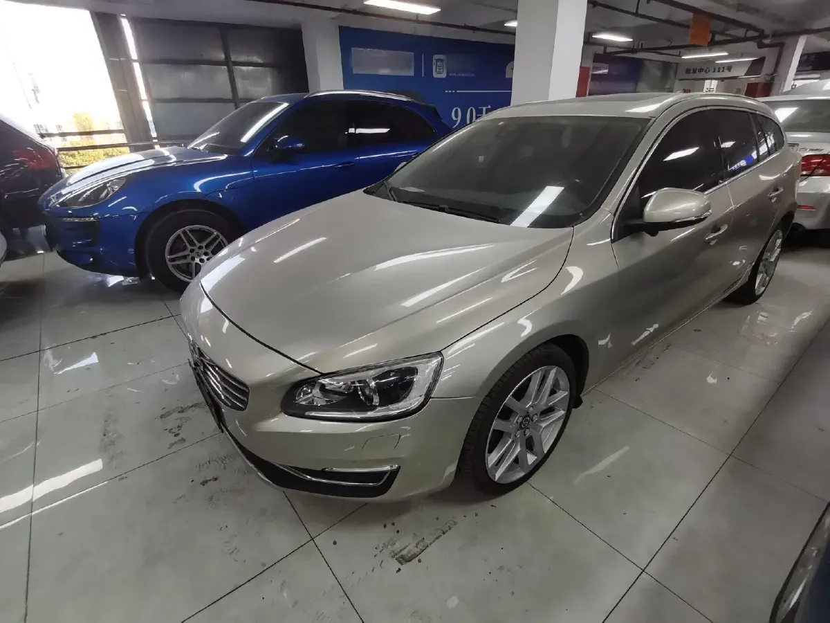 2017 Volvo V60 2.0T 245HP L4 8AT,autocango,china used car exporter,china ev exporter,chinese used car exporter,chinese used ev exporter