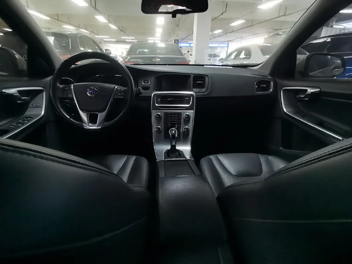 2017 Volvo V60 2.0T 245HP L4 8AT,autocango,china used car exporter,china ev exporter,chinese used car exporter,chinese used ev exporter