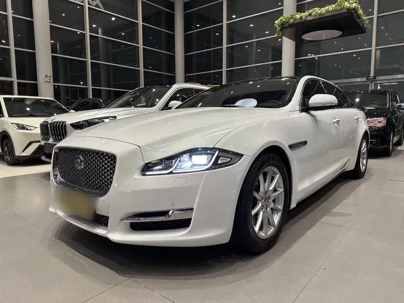 2016 Jaguar XJ 2.0T 240HP L4 8AT