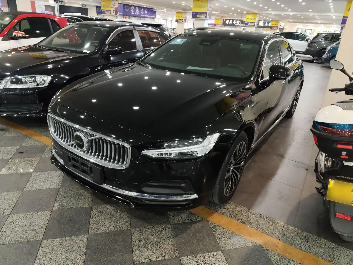 2023 Volvo S90 2.0T 250HP L4 8AT