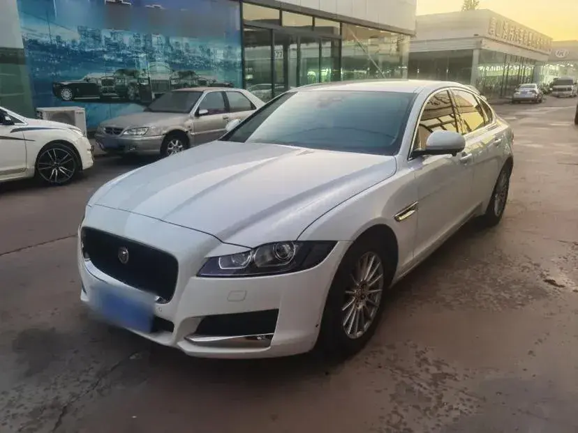 2016 Jaguar XF 2.0T 240HP L4 8AT