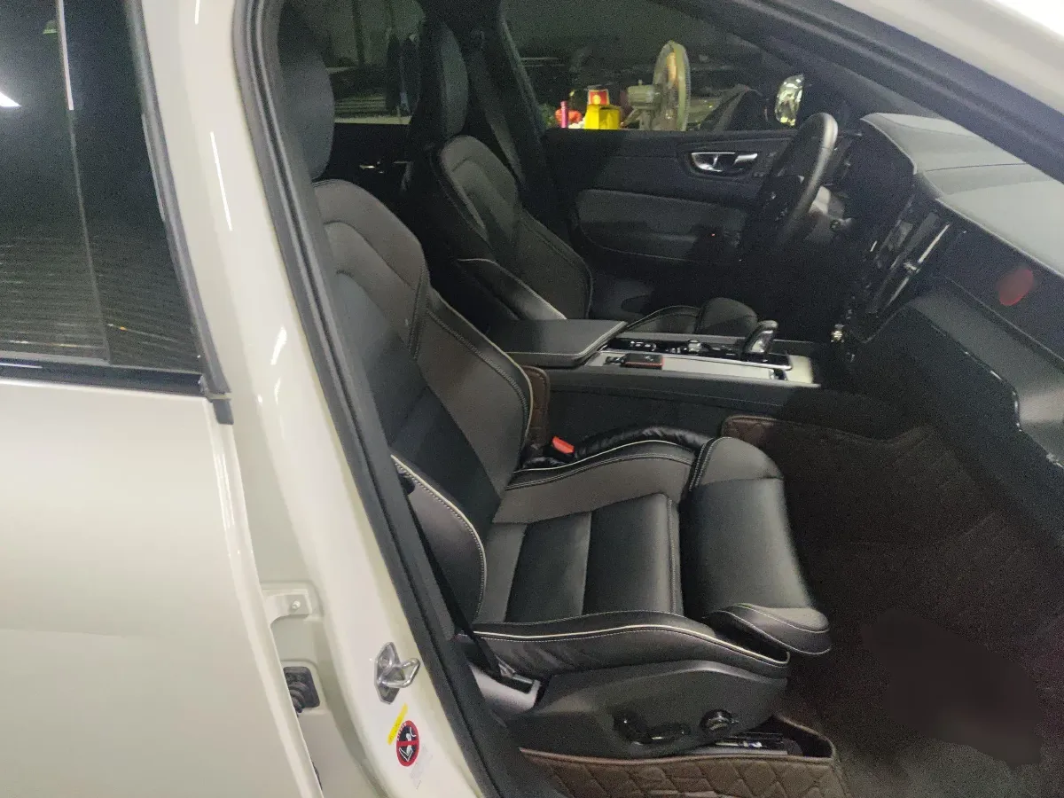 2021 Volvo XC60 PHEV 2.0T 303HP L4 8AT PHEV 11.6KWH,autocango,china used car exporter,china ev exporter,chinese used car exporter,chinese used ev exporter